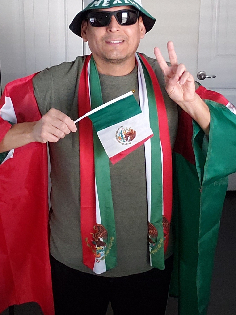 MEXICO 2026 World Cup souvenir fan kit big flag scarf hat - Picture 5 of 7